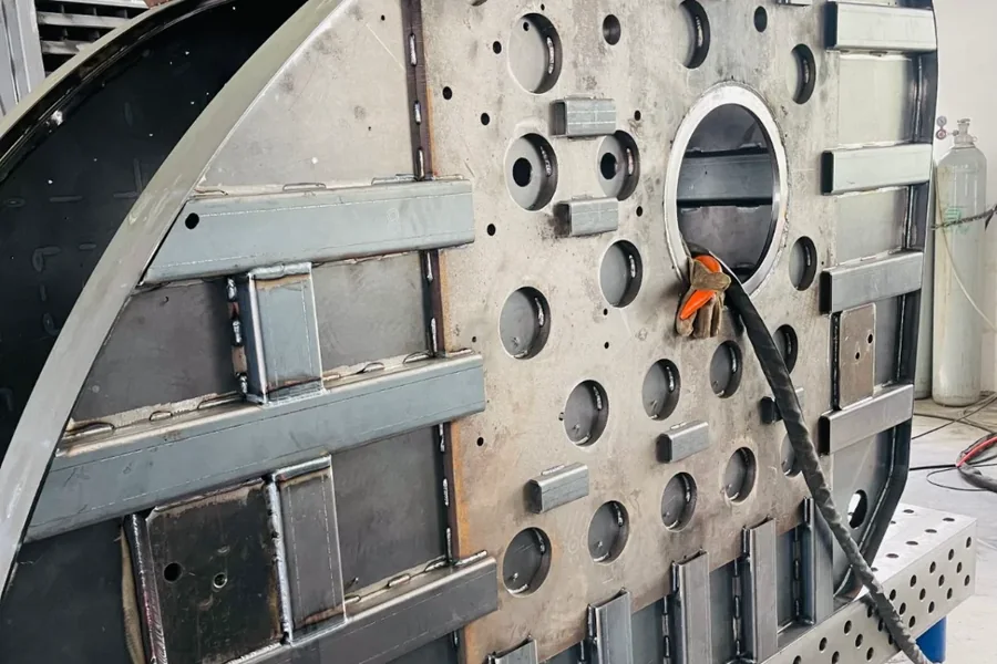 Chamber bulkhead with welded reinforcement ribs during fabrication